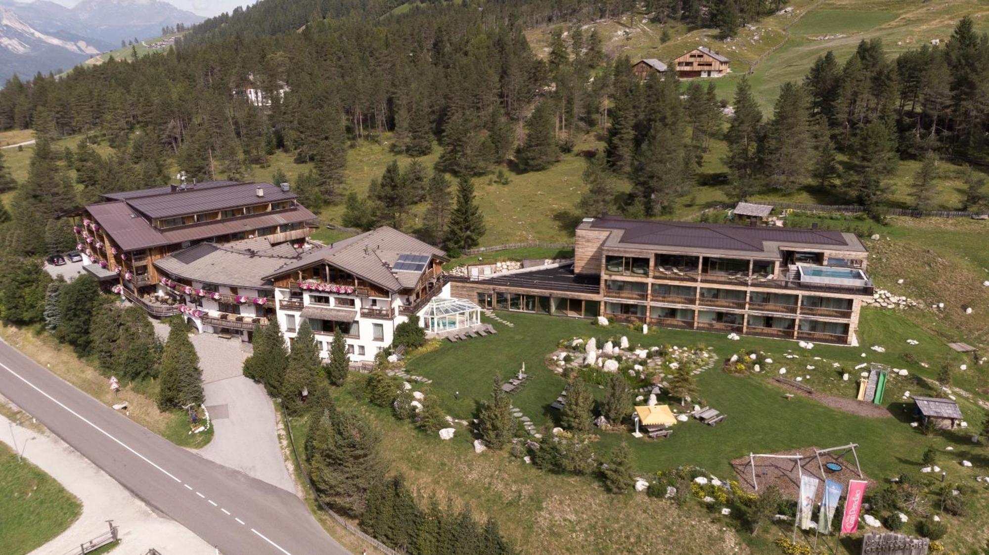 Hotel Gran Paradiso San Cassiano  Exteriör bild